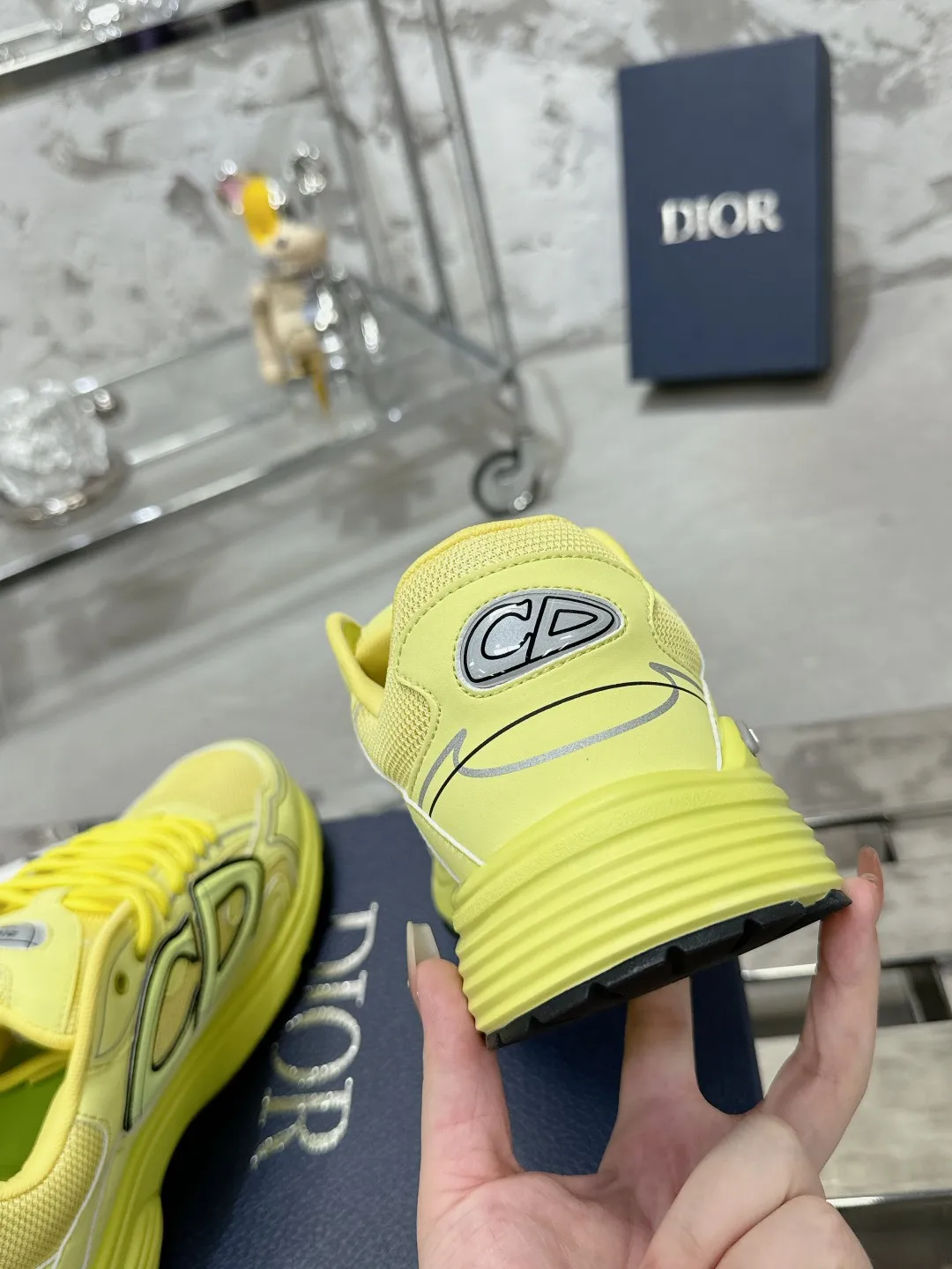 Men's men's shoes 💰600❤️❤️❤️High version Dior Dior's latest color matching B30 series reflective dad sneakers original 17380💰 purchased for development and production Brand new B30 sneakers Dad Shoes style shoes that follow the trend of the retro market The Dior logo on the tongue also indicates that this pair of shoes is the B30 model! B30 uses fine-textured leather and mesh cloth materials to form a shoe body. There are conspicuous letters CD on both sides of the shoe body to indicate identity. Many lines on the shoe body outline details to make the shoes look less monotonous and full of retro flavor. The delivery counter is exquisitely packaged🛍📦 ▪️Fabric: Original customized technical fabric + mesh ▪️Inner lining: Customized breathable lining ▪️Outsole: Original molded IP foam + TPU outsole ▪️Sole thickness: 3.5CM ▪️Size: Women’s size 35-40 / Men’s size 39-46